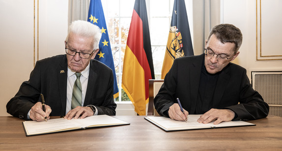 Ministerpräsident Winfried Kretschmann (links) und der designierte Bischof von Rottenburg-Stuttgart, Prälat Dr. Klaus Krämer (rechts) bei der Unterzeichnung der Erklärung.