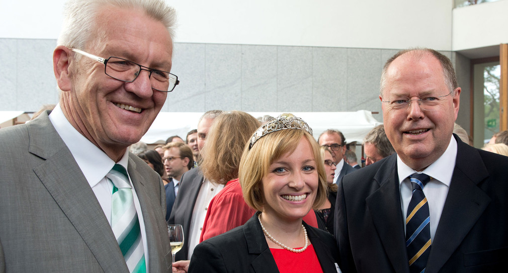 v.l.n.r.:  Ministerpräsident Winfried Kretschmann, Weinkönigin Nina Hirsch und SPD-Kanzlerkandidat Peer Steinbrück (Foto: dpa)