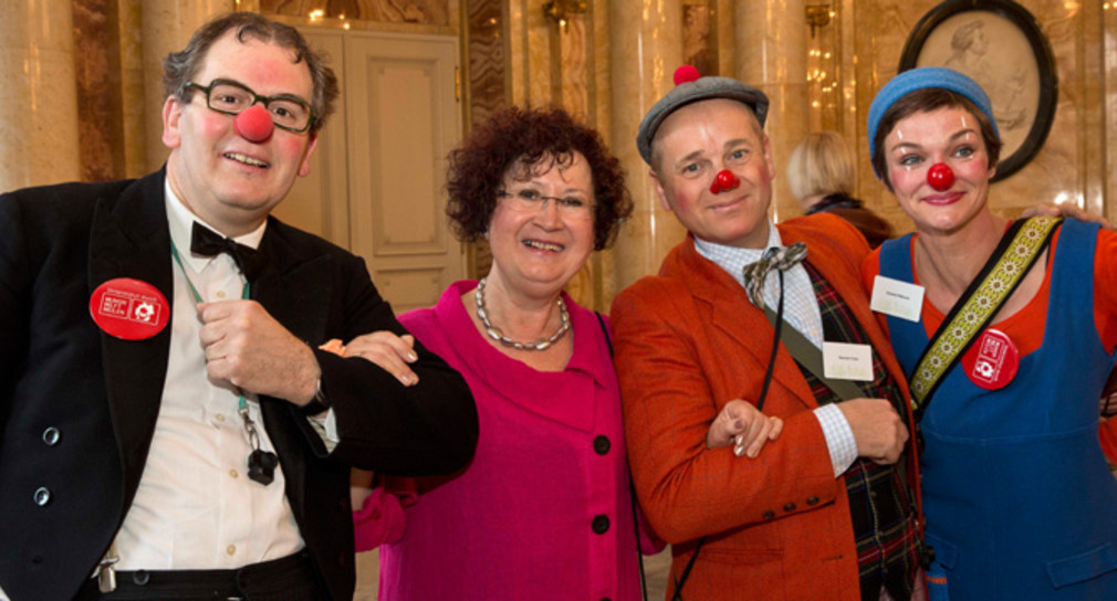 Gerlinde Kretschmann (2. v.l.) mit Clowns der Stiftung "Humor hilft heilen"
