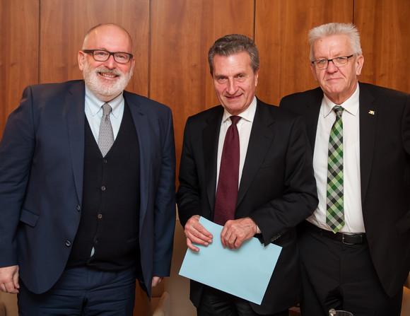 v.l.n.r.: Frans Timmermans, Erster Vizepräsident der Europäischen Kommission, Günther Oettinger, EU-Kommissar für Haushalt und Personal, und Ministerpräsident Winfried Kretschmann (Foto: © Vertretung des Landes Baden-Württemberg bei der Europäischen Union/FKPH)