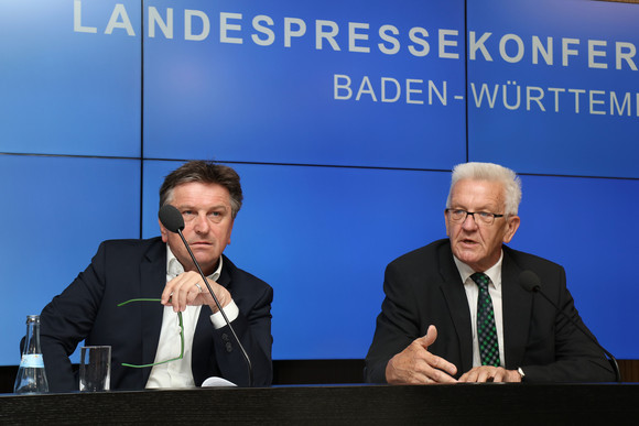 Ministerpräsident Winfried Kretschmann (r.) und Sozial- und Integrationsminister Manne Lucha (l.)