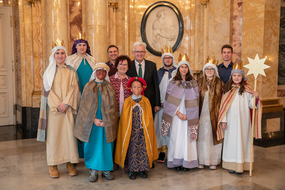 Ministerpräsident Winfried Kretschmann und seine Frau Gerlinde (M.) mit den Sternsingern von St. Katharina (Sandweier) (Bild: Staatsministerium Baden-Württemberg)