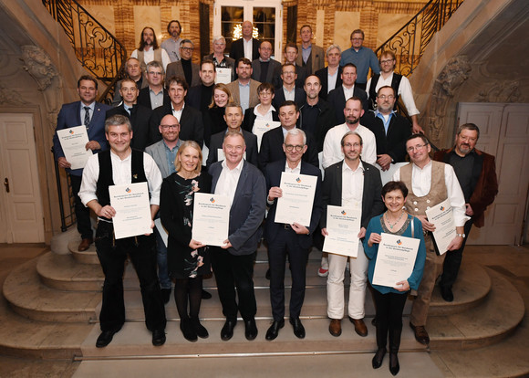 Die Preisträgerinnen und Preisträger des Bundespreises für Handwerk in der Denkmalpflege im Neuen Schloss in Stuttgart (Bild: Franziska Kraufmann / Deutsche Stiftung Denkmalschutz)