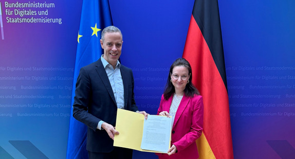 Vertragsunterzeichnung "Programm Flächendeckung" beim BMDS