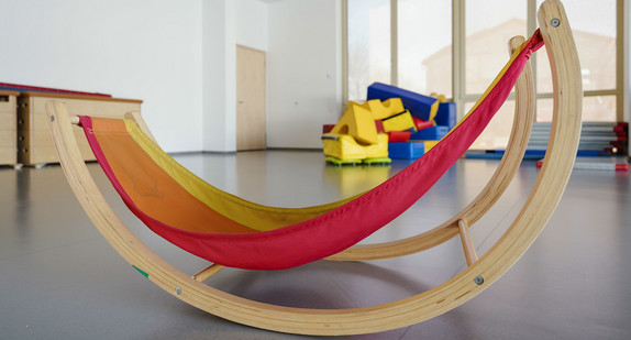 Eine Wippe steht im Bewegungsraum des Kindergartens „Kinderschachtel“. Flächendeckend sind Schulen und Kitas wegen der sich weiter ausbreitenden Coronavirus-Pandemie geschlossen.
