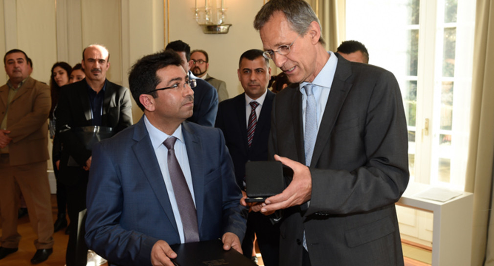 Ministerialdirektor Wolf-Dietrich Hammann (r.) überreicht Dr. Mirza Dinnayi (l.) die Staufermedaille in Gold.