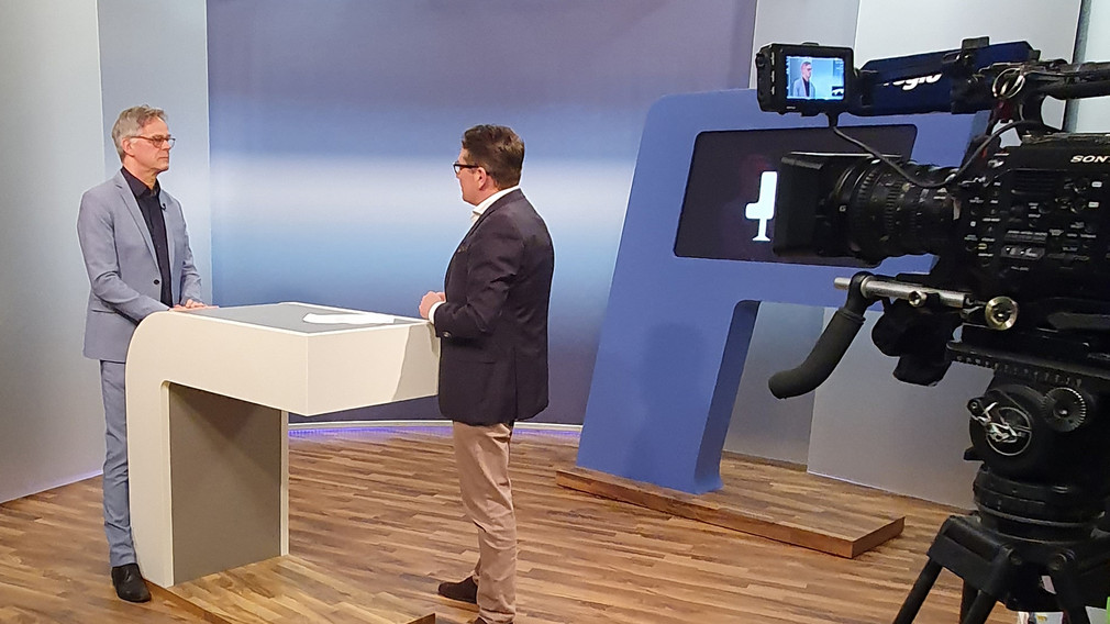TV-Studio Staatssekretär Rudi Hoogvliet wird von Modertaor Rolf Benzmann interviewt