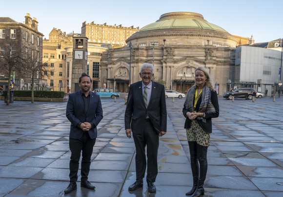 von links nach rechts: Staatssekretär Florian Hassler, Ministerpräsident Winfried Kretschmann und Umweltministerin Thekla Walker in Edinburgh