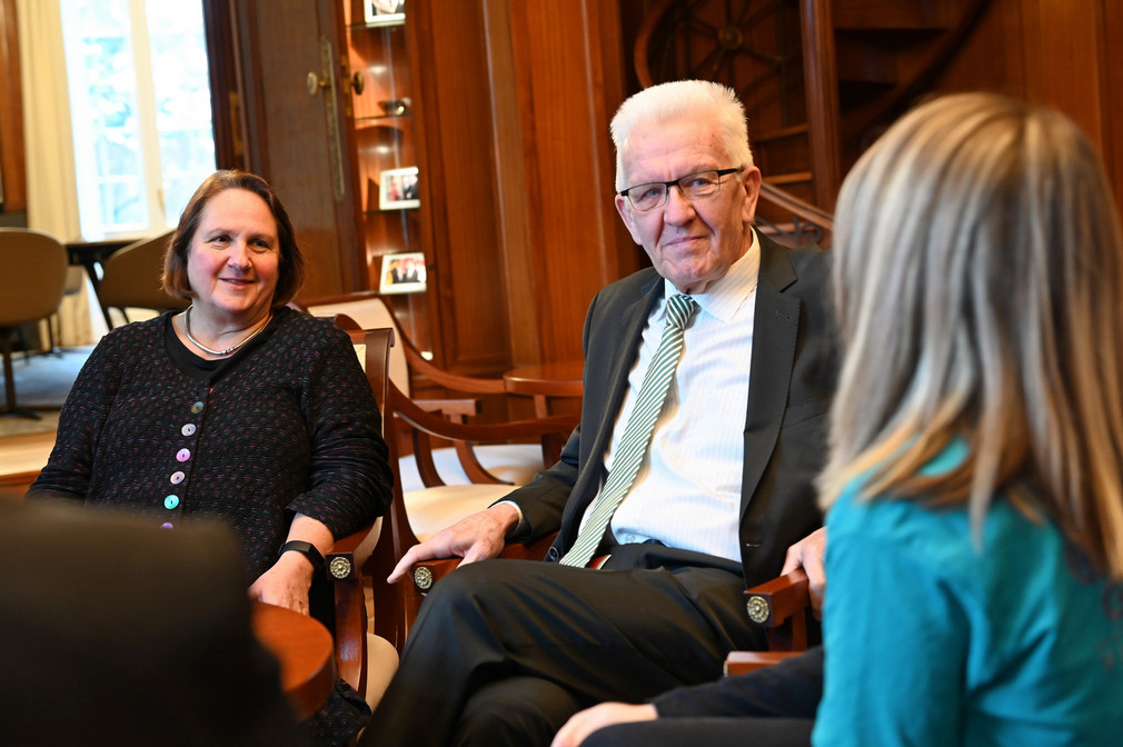 Ministerpräsident Winfried Kretschmann (Mitte) und Kultusministerin Theresa Schopper (links) im Gespräch mit einer Schülerin.
