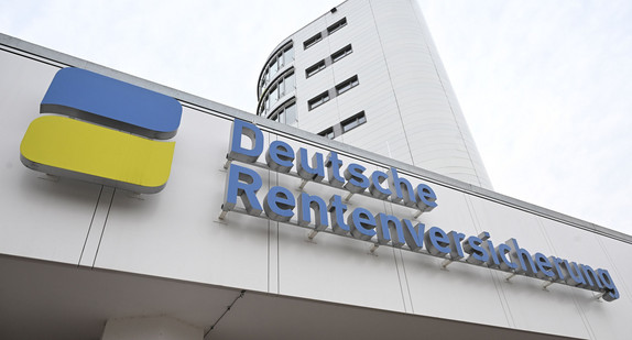 521287634 Das Logo der Deutschen Rentenversicherung Baden-Württemberg ist am Eingang eines Gebäudes der Rentenversicherung angebracht.