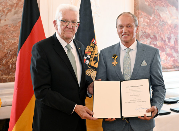 Auszeichnung Verdienstorden des Landes an 24 verdiente Persönlichkeiten Ministerpräsident Winfried Kretschmann (links) und Walter Feeß (rechts)