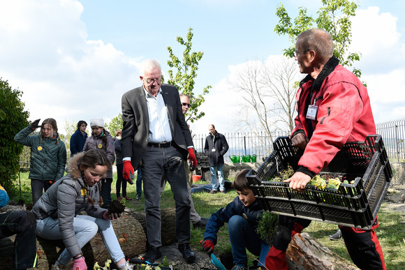 Ministerpräsident Winfried Kretschmann (M.) mit „Europa Minigärtnern“ im Garten des Clay-Hauses