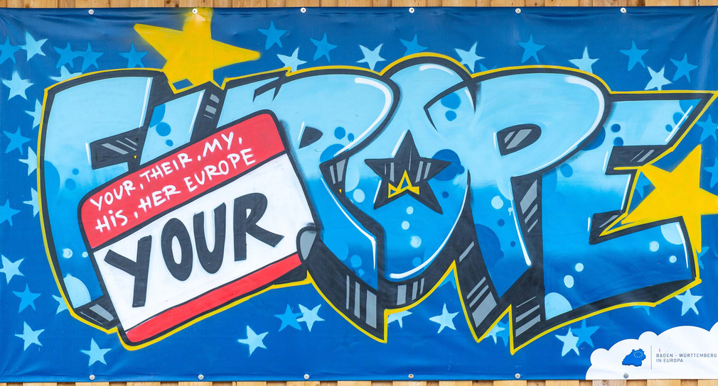 Ein Graffiti zeigt die Worte „your, their, my, his, her Europe – your“ vor dem Schriftzug „Europe“