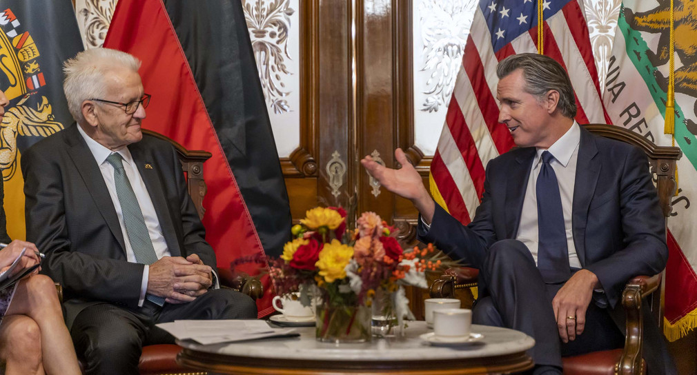 Ministerpräsident Winfried Kretschmann (links) im Gespräch mit dem Gouverneur von Kalifornien, Gavin Newsom (rechts), in Sacramento.