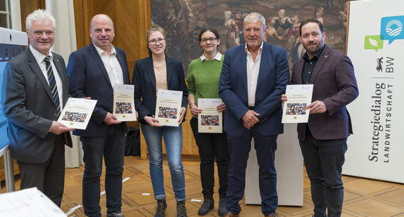 Mitglieder des Bürgerforums zum Strategiedialog Landwirtschaft und Staatssekretär Florian Hassler (rechts) mit dem Abschlussbericht