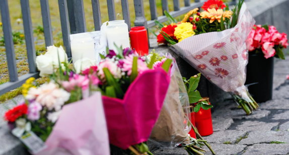 Kerzen und Blumen stehen am Tatort auf dem Marktplatz. Der Täter hatte am Freitagvormittag Teilnehmer einer islamkritischen Kundgebung auf dem Mannheimer Marktplatz angegriffen und sechs Menschen verletzt, darunter den Polizisten.