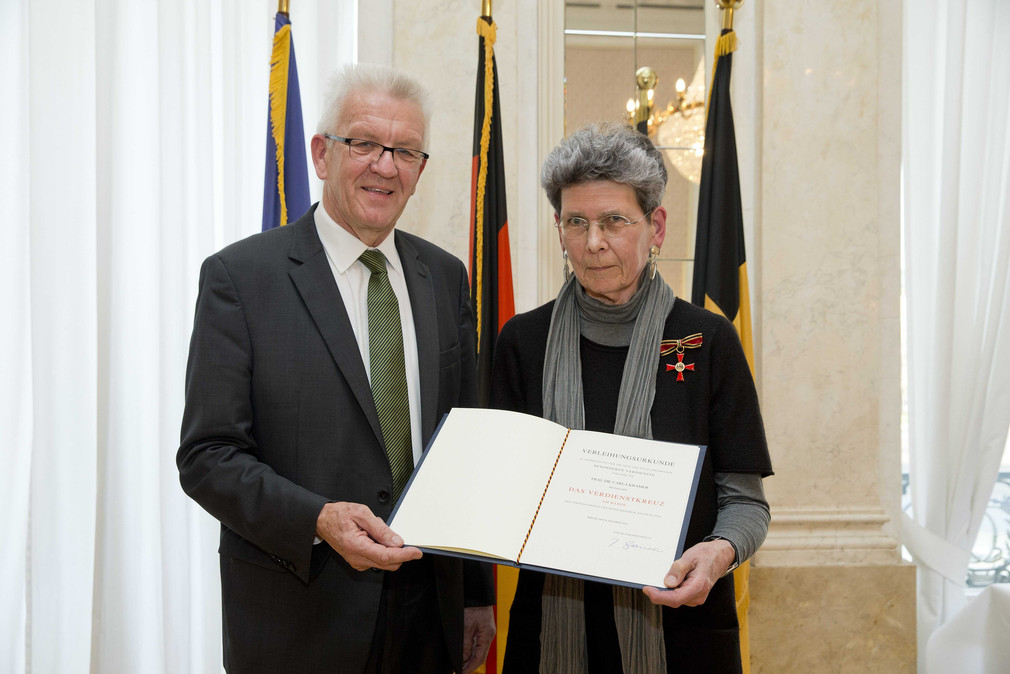 Ministerpräsident Winfried Kretschmann (l.) und Dr. Carla Kramer (r.)