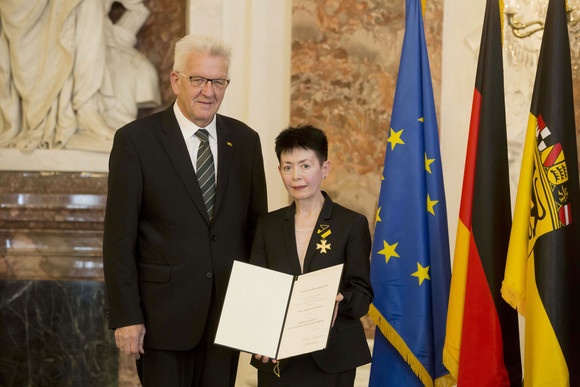 Ministerpräsident Winfried Kretschmann (l.) und Henriette Mojem (r.)