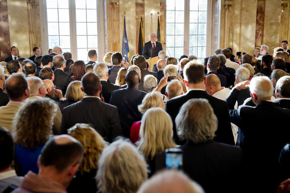 Stuttgart, Neues Schloss: Bundespräsident Frank-Walter Steinmeier (hinten, M.)