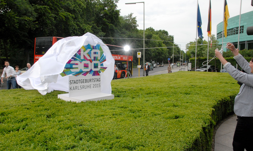 Enthüllung KA300 Logo zum Stadtgeburtstag vor der Landesvertretung