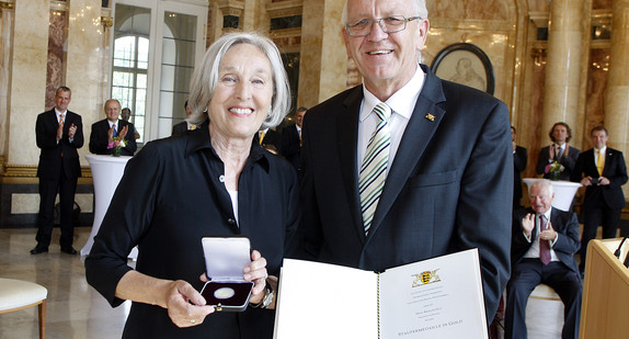 Ministerpräsident Winfried Kretschmann (r.) und Renate Pilz (l.)