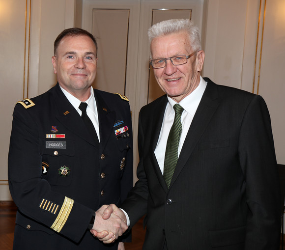 Ministerpräsident Winfried Kretschmann (r.) und Generalleutnant Frederick Benjamin Hodges (l.) 