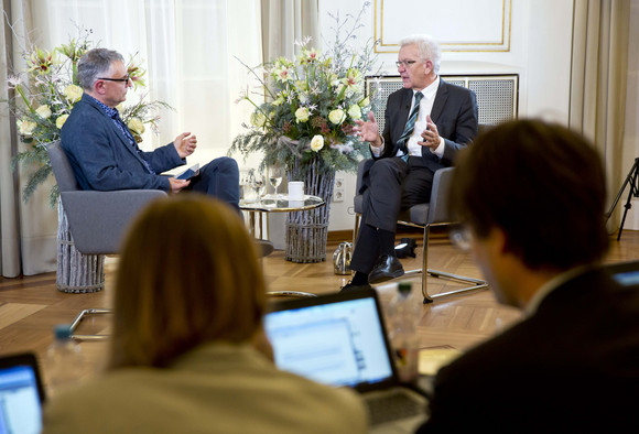 Ministerpräsident Winfried Kretschmann (hinten, r.) beantwortet Fragen bei der Online-Bürgersprechstunde