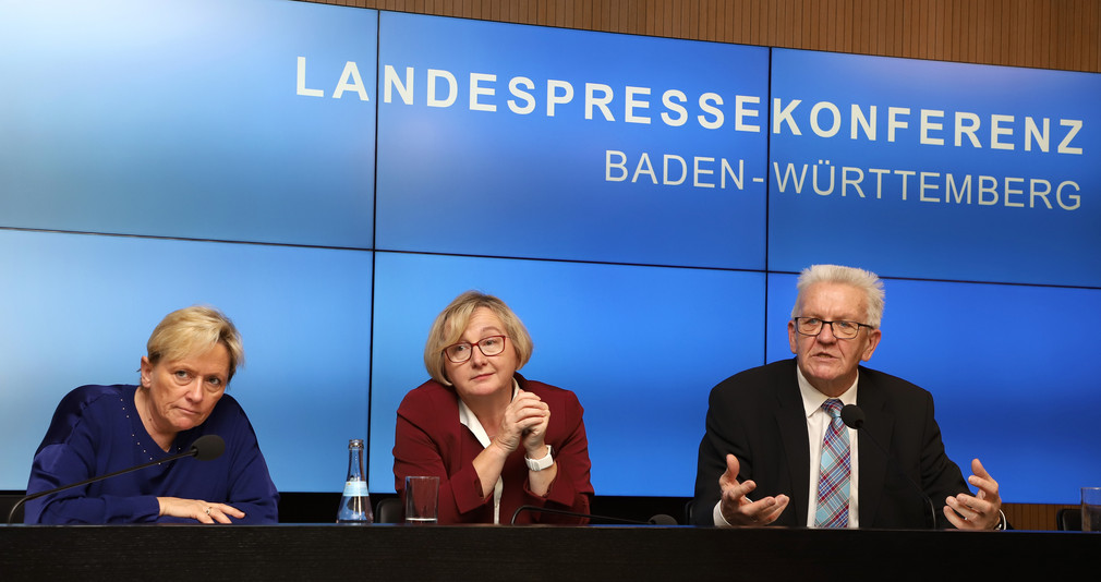 Ministerpräsident Winfried Kretschmann (r.), Wissenschaftsministerin Theresia Bauer (M.) und Kultusministerin Susanne Eisenmann (l.)
