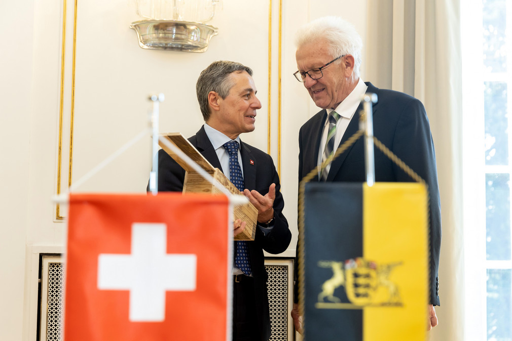 Ministerpräsident Winfried Kretschmann (rechts) im Gespräch mit dem Schweizer Bundespräsidenten Ignazio Cassis (links)