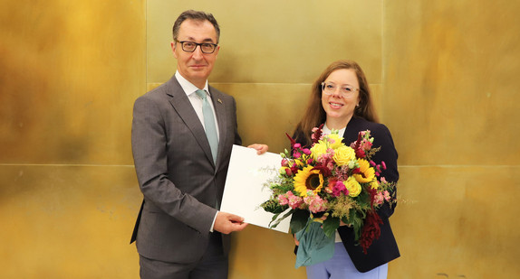 Ministerpräsident Cem Özdemir (links) und die neue Staatsministerin und Chefin der Staatskanzlei, Leonie Dirks (rechts) bei der Urkundenübergabe in der Villa Reitzenstein in Stuttgart