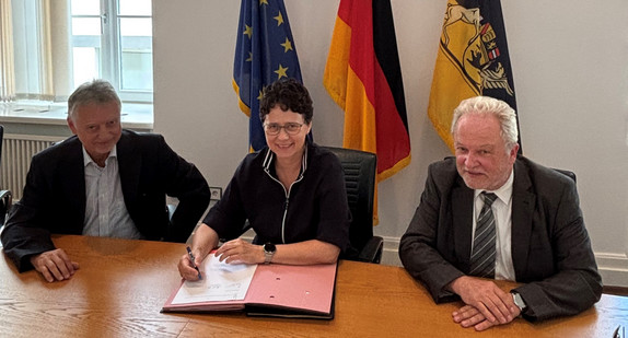 von links nach rechts: Vorsitzender des Weissen Rings Baden-Württemberg Polizeipräsident a.D. Hartmut Grasmück, Justizministerin Marion Gentges, Opferbeauftragter der Landesregierung Leitender Oberstaatsanwalt (LOStA) a.D. Alexander Schwarz