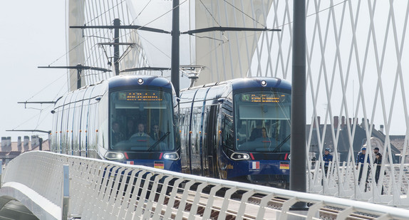 Grenzüberschreitende Zusammenarbeit im öffentlichen Personennahverkehr: Zwei Straßenbahnwagen zwischen dem französischen Straßburg und dem baden-württembergischen Kehl am Rhein (Bild: dpa).