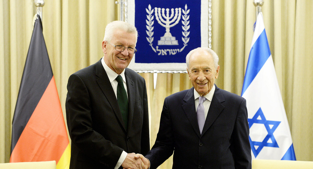 Ministerpräsident Winfried Kretschmann (l.) trifft den Präsidenten des Staates Israel, Shimon Peres (r.). (Foto: dpa)