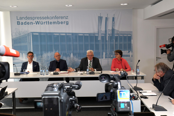 v.l.n.r.: Regierungssprecher Rudi Hoogvliet, Verkehrsminister Winfried Hermann, Ministerpräsident Winfried Kretschmann und die LPK-Vorsitzende Barbara Schlegel