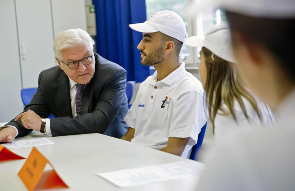 Stuttgart, Gewerbliche Schule Im Hoppenlau: Bundespräsident Frank-Walter Steinmeier (l.)