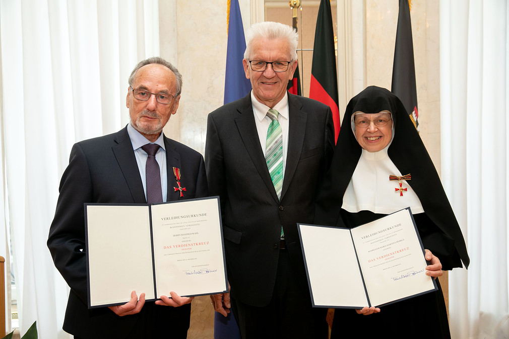 Manfred Wahl (l.), Ministerpräsident Winfried Kretschmann (M.) und Schwester Martina Merkle (r.) (Bild: Staatsministerium Baden-Württemberg)