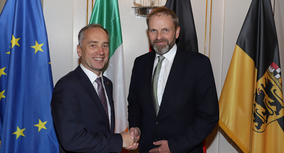 Staatssekretär Volker Ratzmann (r.) und der Botschafter von Irland, Nicholas O´Brien (l.) (Bild: Staatsministerium Baden-Württemberg)
