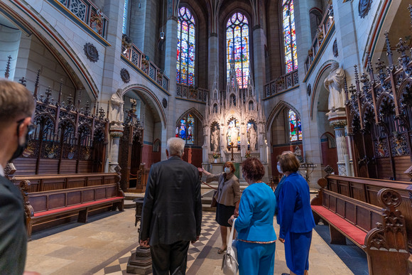 v.l.n.r.: Dr. Florian Stegmann, Ministerpräsident Winfried Kretschmann mit Ehefrau Gerlinde und Gabriele Haseloff in der Schlosskirche Wittenberg (Bild: Staatsministerium Baden-Württemberg)