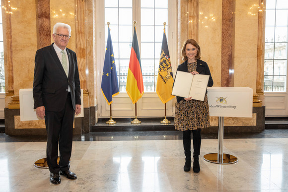 Ministerpräsident Winfried Kretschmann (l.) und Petra Olschowski (r.), Staatssekretärin im Ministerium für Wissenschaft, Forschung und Kunst 