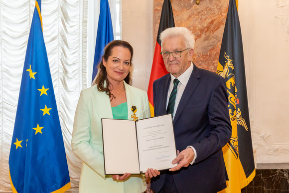 Ministerpräsident Winfried Kretschmann (rechts) und Natalia Wörner (links)