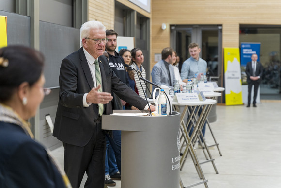 Ministerpräsident Winfried Kretschmann (zweiter von links) bei der Gesprächsrunde