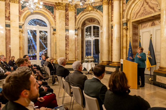 Bundeskanzlerin a. D. Dr. Angela Merkel (rechts) bei ihrer Ansprache