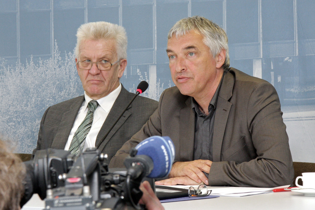 Ministerpräsident Winfried Kretschmann (l.) und der Staatssekretär im Ministerium für Wissenschaft, Forschung und Kunst, Jürgen Walter (r.)