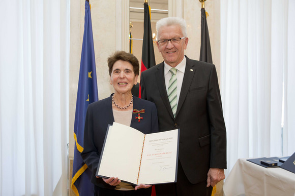 Ministerpräsident Winfried Kretschmann (r.) und Pia Balle (l.)