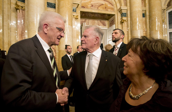 Ministerpräsident Winfried Kretschmann (l.) und sein Amtsvorgänger Erwin Teufel (M.) und dessen Ehefrau Edeltraud (r.)