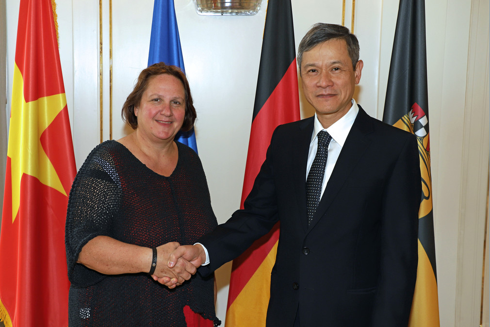Staatsministerin Theresa Schopper (l.) und der vietnamesische Botschafter Nguyen Minh Va (r.) (Bild: Staatsministerium Baden-Württemberg)