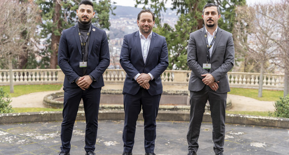 von links nach rechts: Sarkis Agojan, Staatssekretär Florian Hassler und Gohdar Alkaidy stehen vor der Villa Reitzenstein.