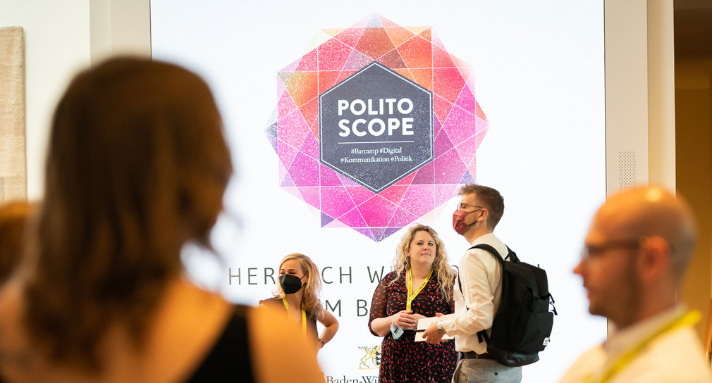 Auch in den Pausen zwischen den Sessions tauschten sich die Teilnehmerinnen und Teilnehmer beim Barcamp Politoscope 2022 intensiv aus.