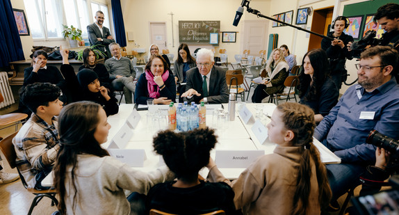 Ministerpräsident Winfried Kretschmann und Kultusministerin Theresa Schopper beim Austausch zu Bildungsreformen an der Pragschule Stuttgart 