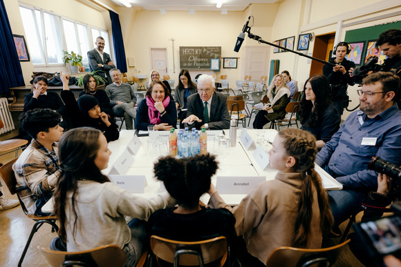 Ministerpräsident Winfried Kretschmann und Kultusministerin Theresa Schopper beim Austausch zu Bildungsreformen an der Pragschule Stuttgart 